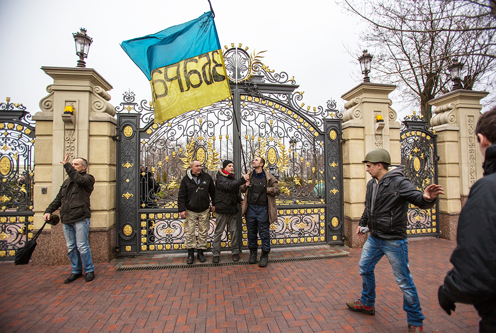 Сторонники оппозиции у ворот оставленной резиденции президента Украины Виктора Януковича "Межигорье" под Киевом. Фото: Андрей Стенин / РИА Новости