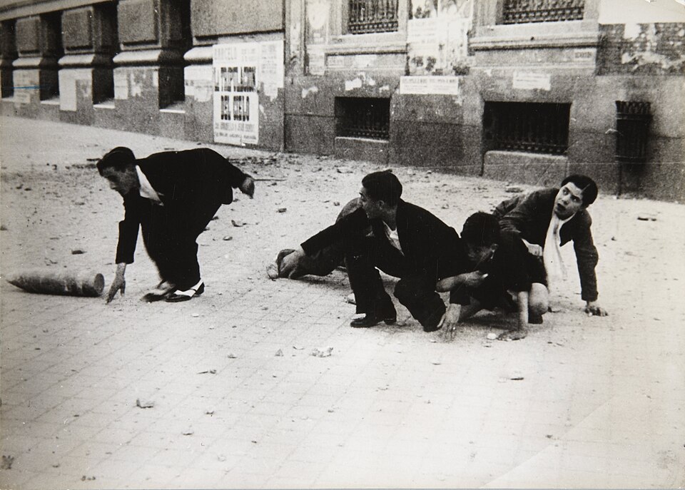 Молодые люди убегают от снаряда, упавшего на Гран-Виа. Фото:&nbsp;Museo Nacional Centro de Arte Reina Sof&iacute;a
