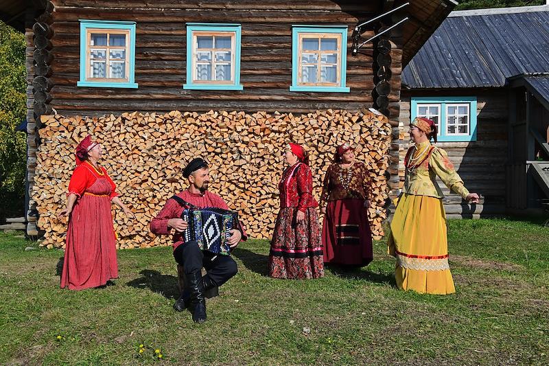 Жители деревни Зехнова Плесецкого района Архангельской области в народных костюмах во время уличных гуляний. Фото: Игорь Иванко / Коммерсантъ