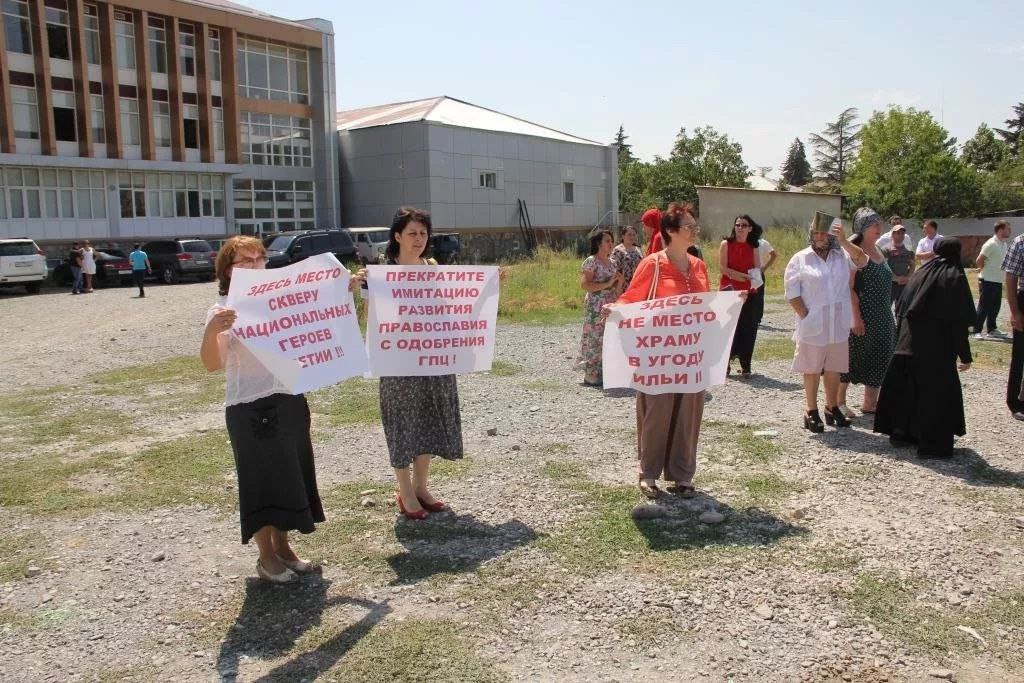 Протесты местных жителей против строительства Собора Святой Троицы. Фото: из личного архива С. Хубаевой