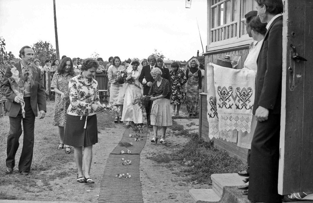 Посыпание цветами дорожки перед молодыми, 1985 год. Фото: Архив Павла Сергеевича Сухарева / russiainphoto.ru