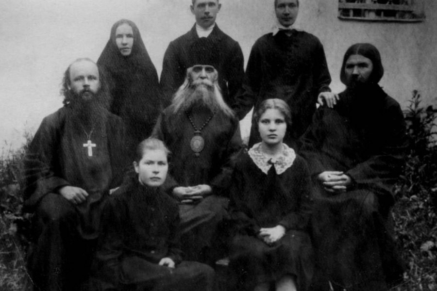 Священник Алексей Алексеевич Успенский, Евдокия Капитонова, епископ Макарий, Вера (приемная дочь Покровских), протодьякон Иоанн Иоаннович Покровский. Стоят: монахиня Кирилла, священник Василий Александрович Козлов, Мария Федоровна Покровская. Фото: psmb.ru