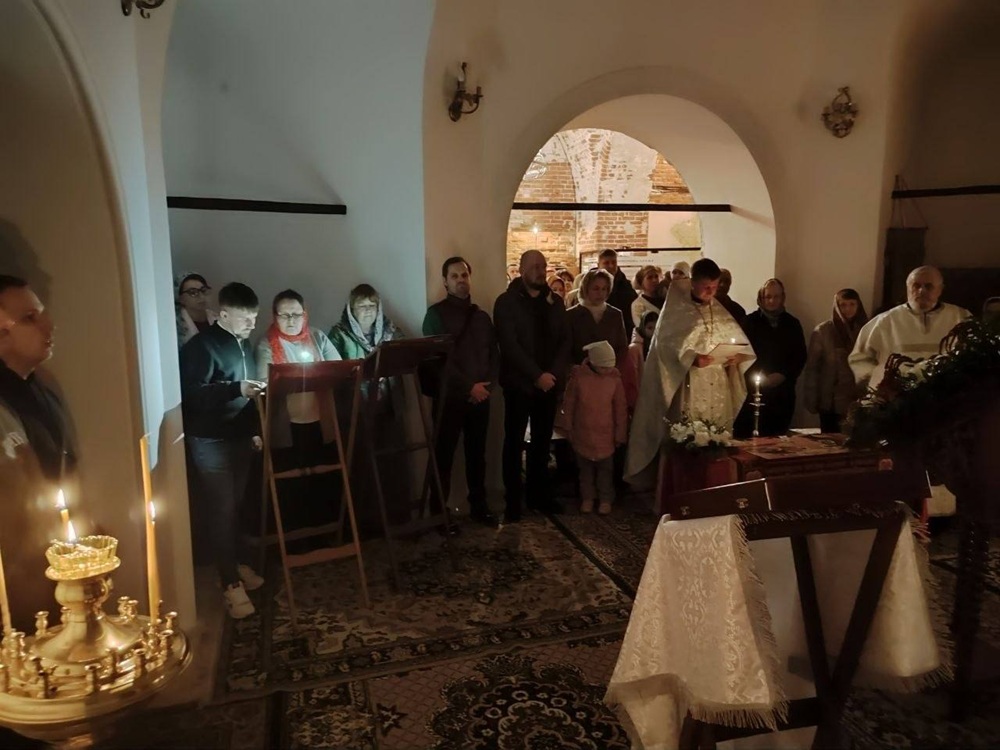 Пасхальная служба в Державино. Фото: &laquo;Куда ведут ручьи&raquo;