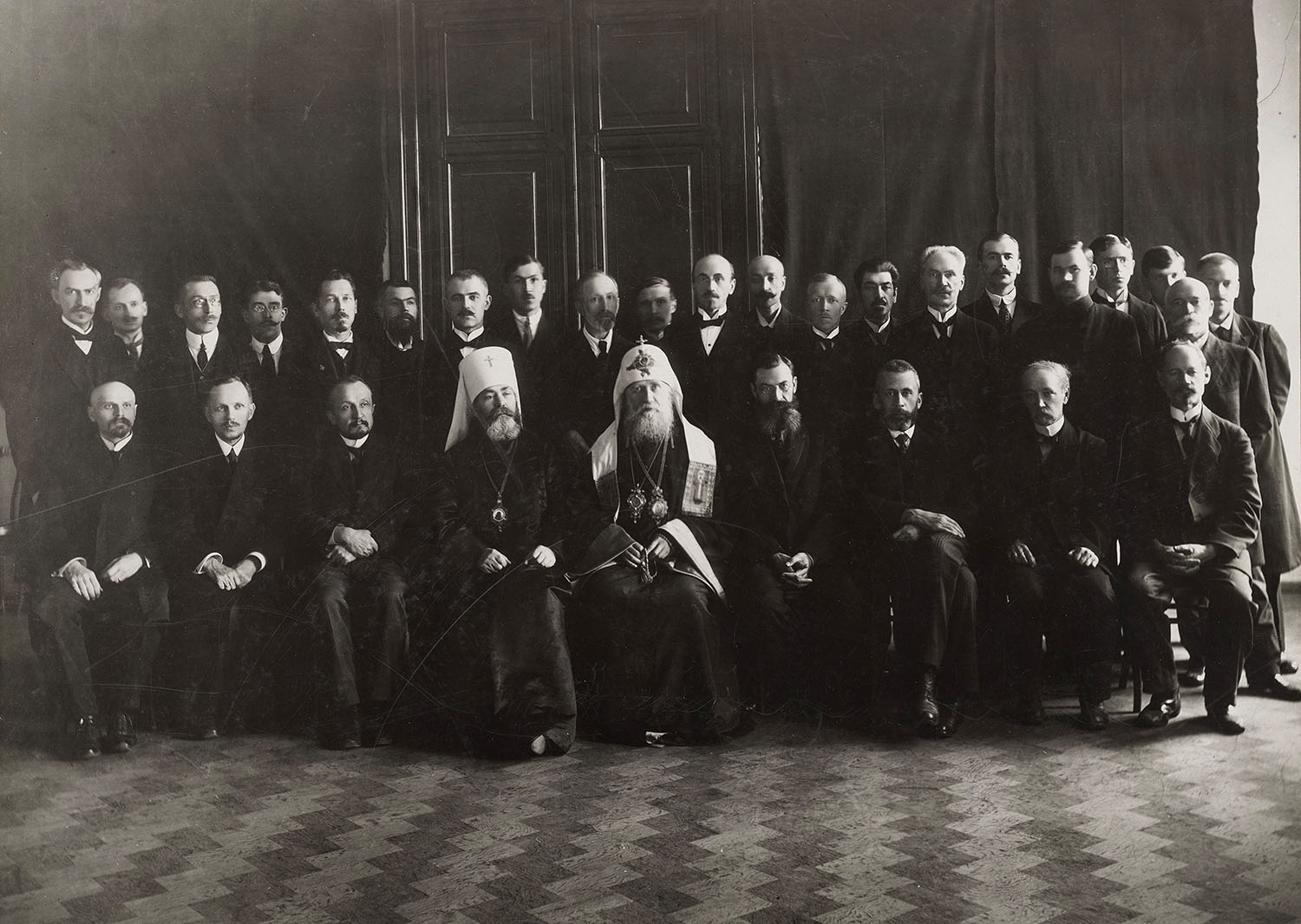 Святитель Тихон, митр. Арсений Стадницкий и&nbsp;члены соборной канцелярии. Фото: ГИМ