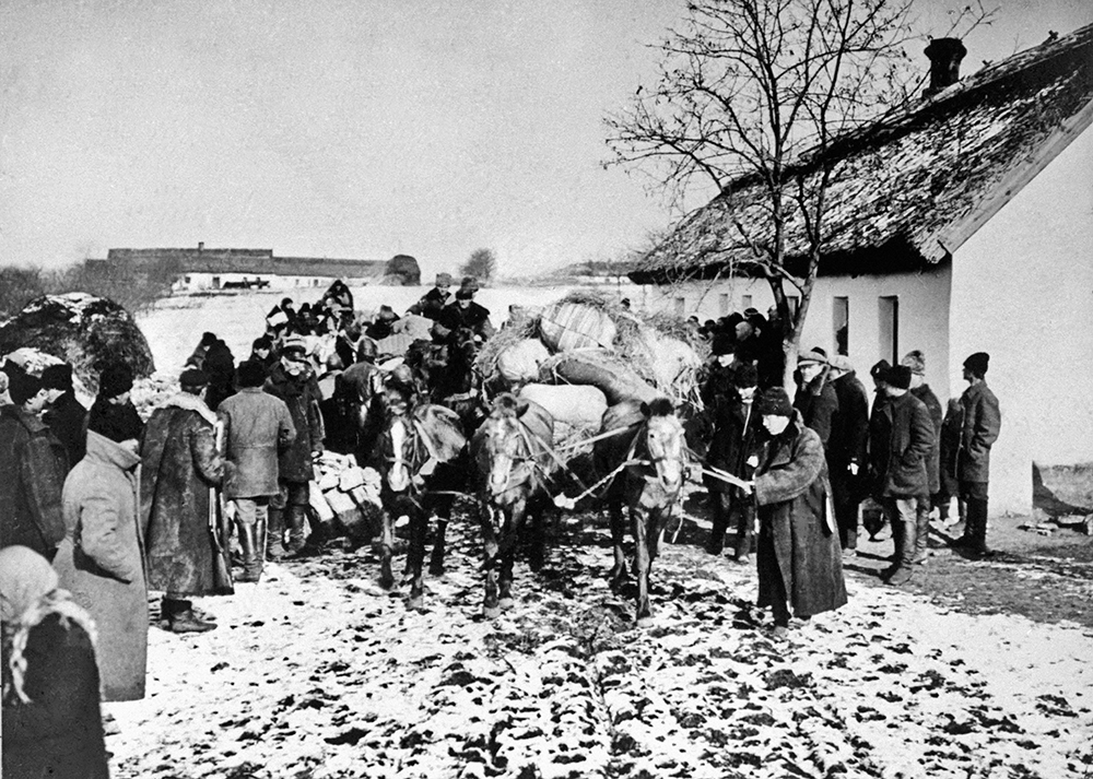 Выселение кулацкой семьи из села Мальчевицы. Фото: РИА Новости
