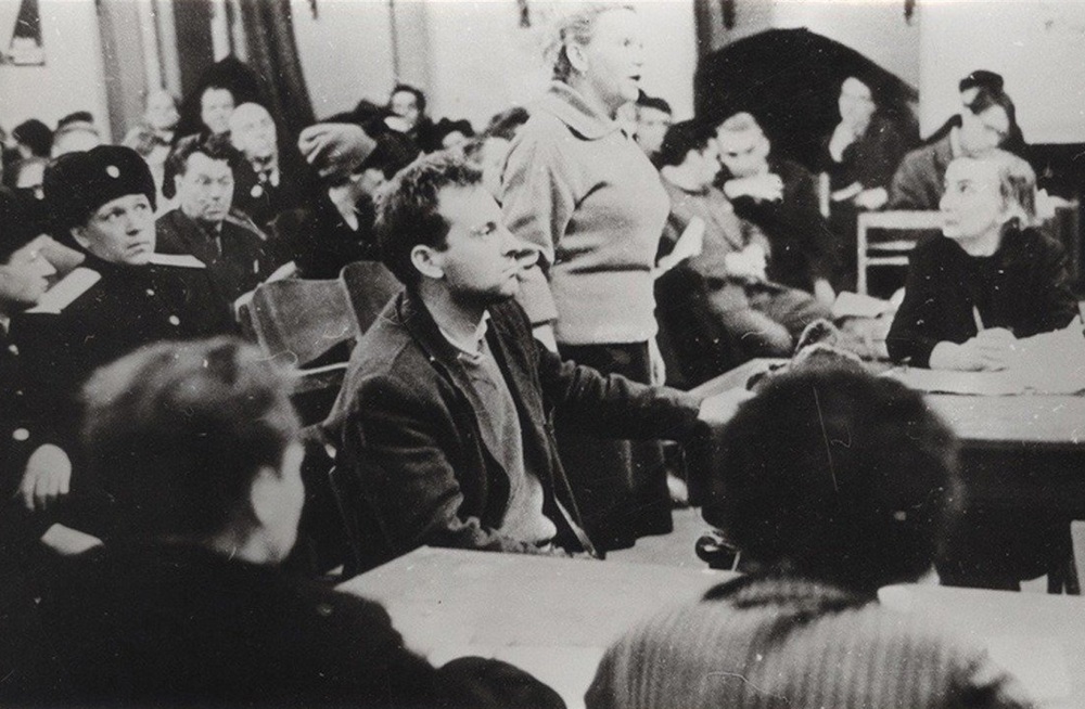 Суд над Иосифом Бродским по статье &laquo;Об усилении борьбы с лицами, уклоняющимися от общественно полезного труда и ведущими антиобщественный паразитический образ жизни&raquo;, 1961 год. Фото: Wikimedia Commons / Н.Якимчук