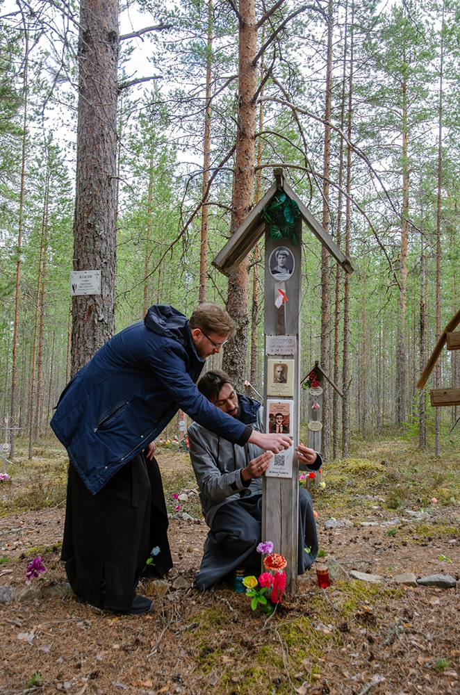 В Сандармохе со священником Иоанном Никитиным (СПбДА). Фото: vk.com/p_s_t_g_u