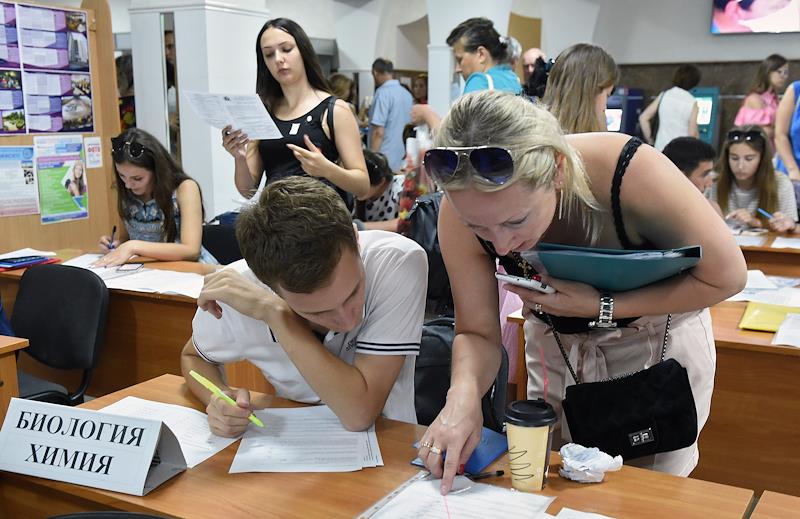 Абитуриенты во время подачи документов в Крымский федеральный университет. Фото: Виктор Коротаев / Коммерсантъ
