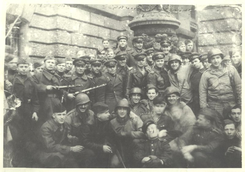 Группа советских летчиков и пехотинцев с американскими солдатами, 1945 год. Фото:&nbsp;Братский городской объединённый музей истории освоения Ангары
