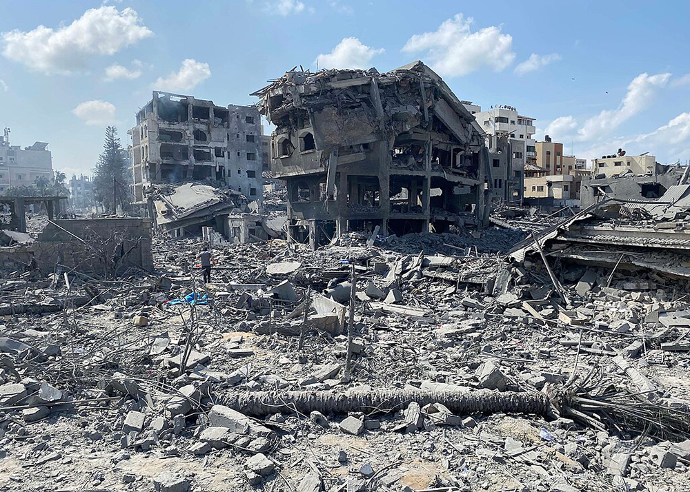 Палестинцы осматривают ущерб, нанесенный израильским авиаударом по району Эль-Ремаль в городе Газа 9 октября 2023 года. Фото: WAFA / Wikipedia