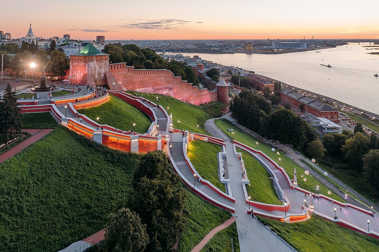 Вид на Чкаловскую лестницу и стену Нижегородского кремля. Фото: Дмитрий Четыре / Wikipedia