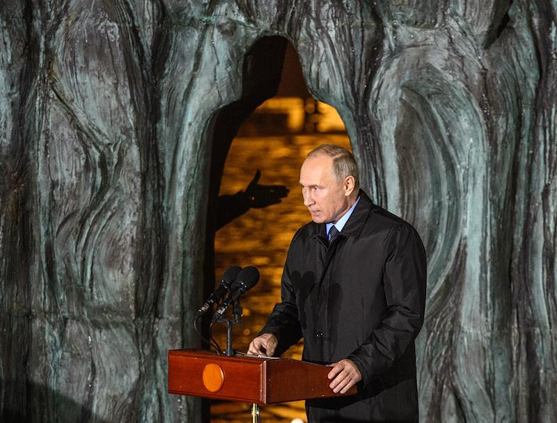 Президент России Владимир Путин во время церемония открытия мемориала памяти жертв политических репрессий "Стена скорби". Фото:&nbsp;Дмитрий Азаров / Коммерсантъ