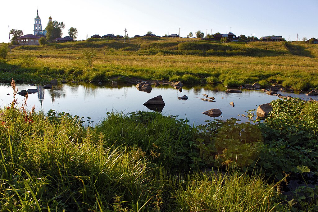 Вид на храм Святых Апостолов Петра и Павла с берега реки Сусанки. Фото:&nbsp;xap3a/Wikipedia