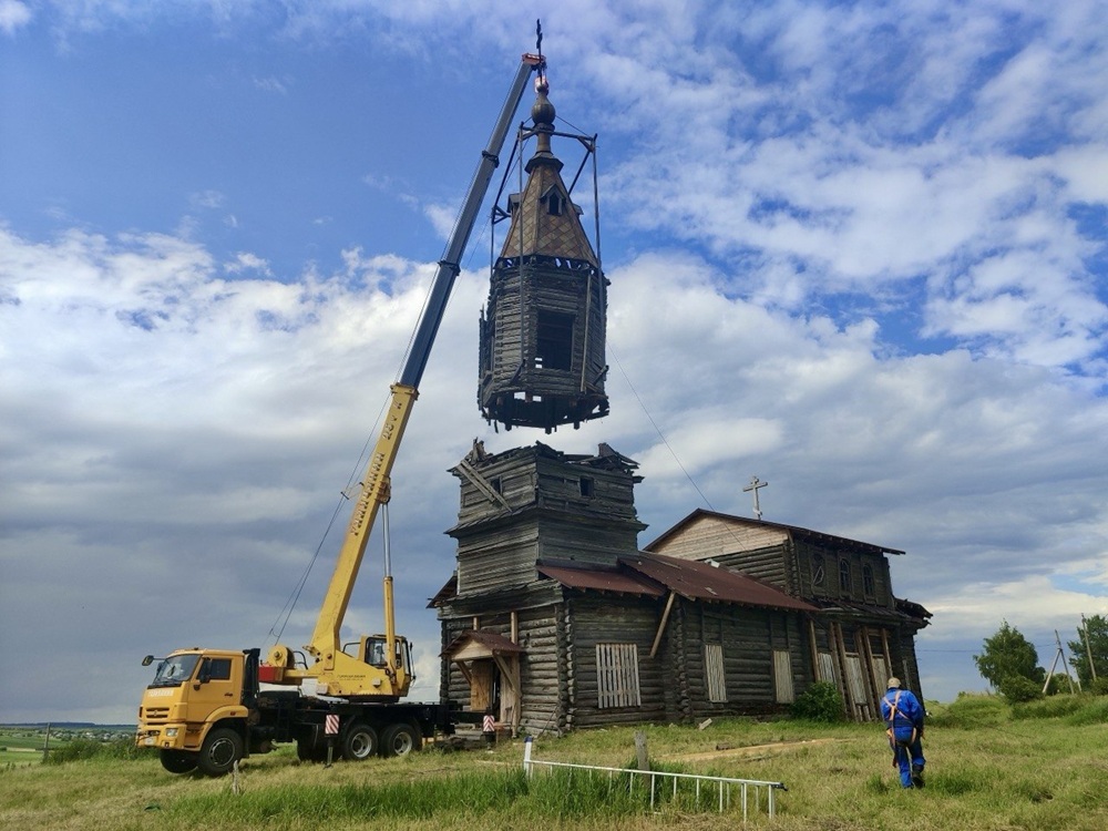 Снятие верхнего яруса и шатра с церкови Параскевы Иконийской, село Русское Ходяшево. Фото: &laquo;Куда ведут ручьи&raquo;