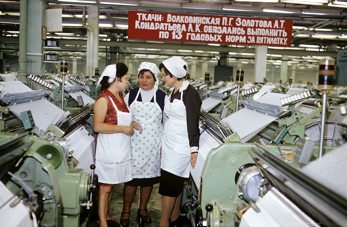 Ткачихи Дарницкого шелкового комбината у ткацких станков, 1980 год. Фото: В. Седачев / РИА Новости