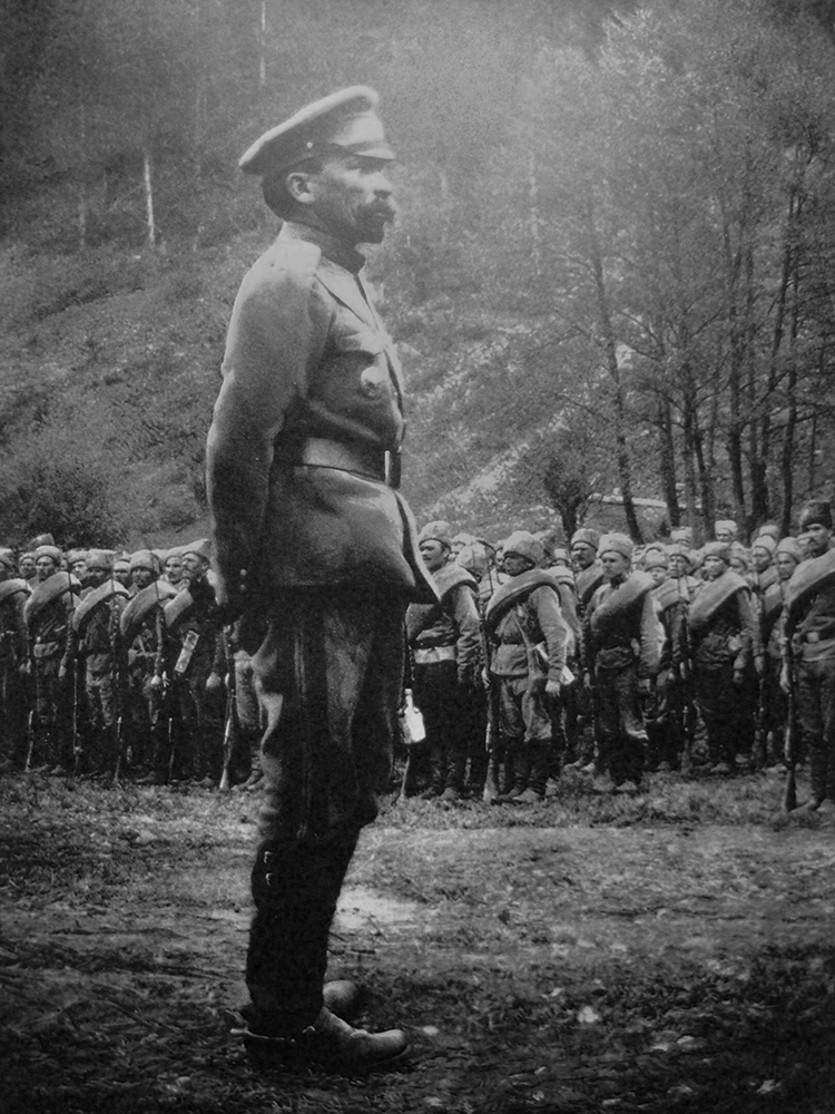 Генерал Лавр Корнилов перед войсками, 1917 год. Фото: общественное достояние