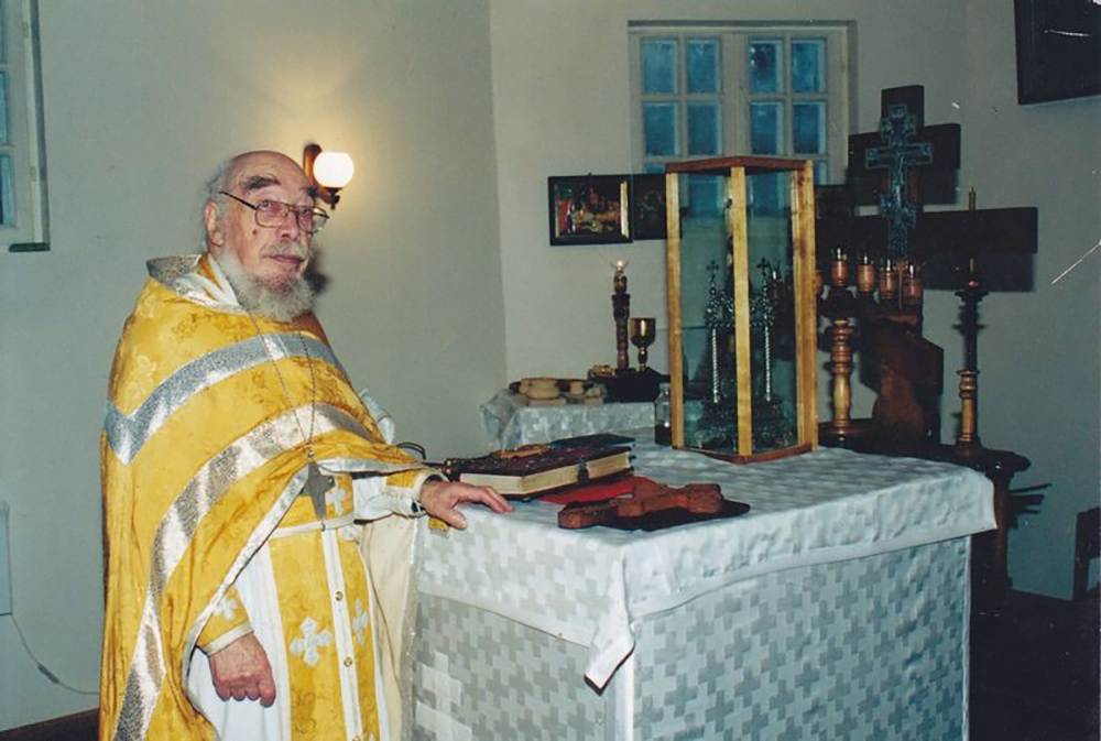 Отец Георгий Тайлов в храме в 2001 году. Фото: russkije.lv