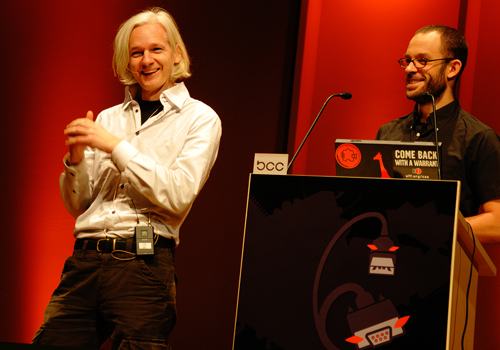 Джулиан Ассанж и Даниэль Домшайт-Берг (создатель проекта OpenLeaks) на конференции 26C3<em>. </em>Фото: andygee1/Flickr