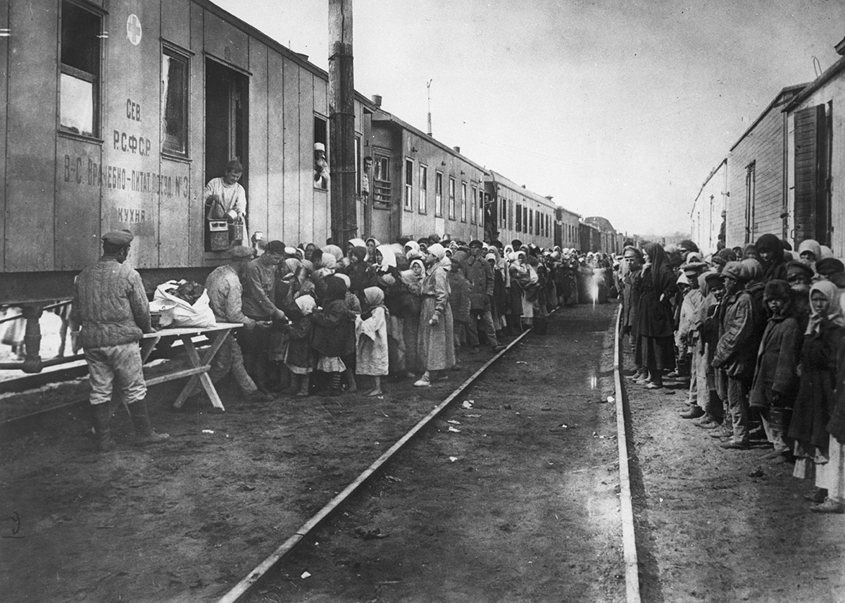 Выдача продуктов бедствующим в городе Самара, 1922 год. Фото: Центральный государственный архив кинофото- фонодокументов СССР / РИА Новости