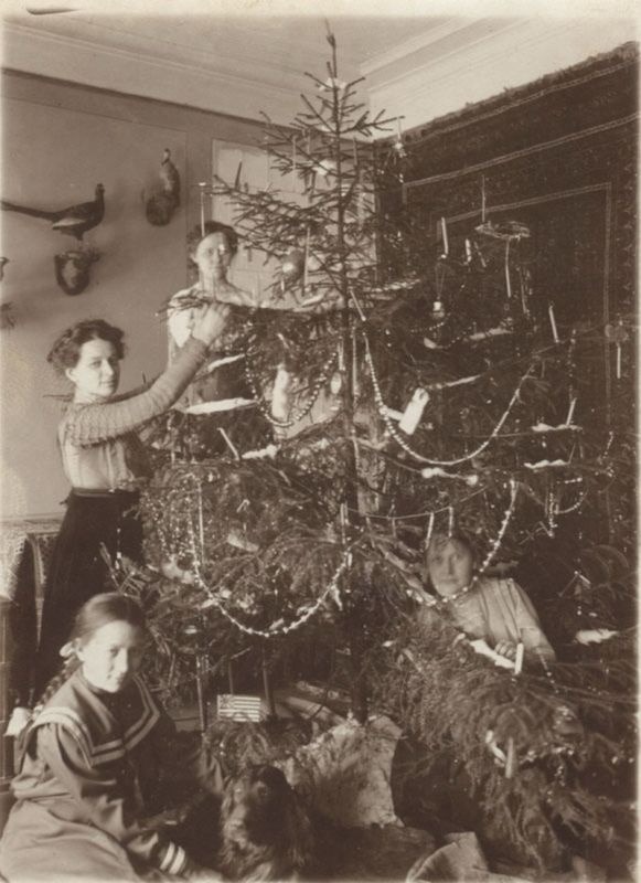 Украшение елки к Рождеству в доме купца Зворыкина. Фото:&nbsp;Муромский историко-художественный музей&nbsp;/&nbsp;russiainphoto.ru