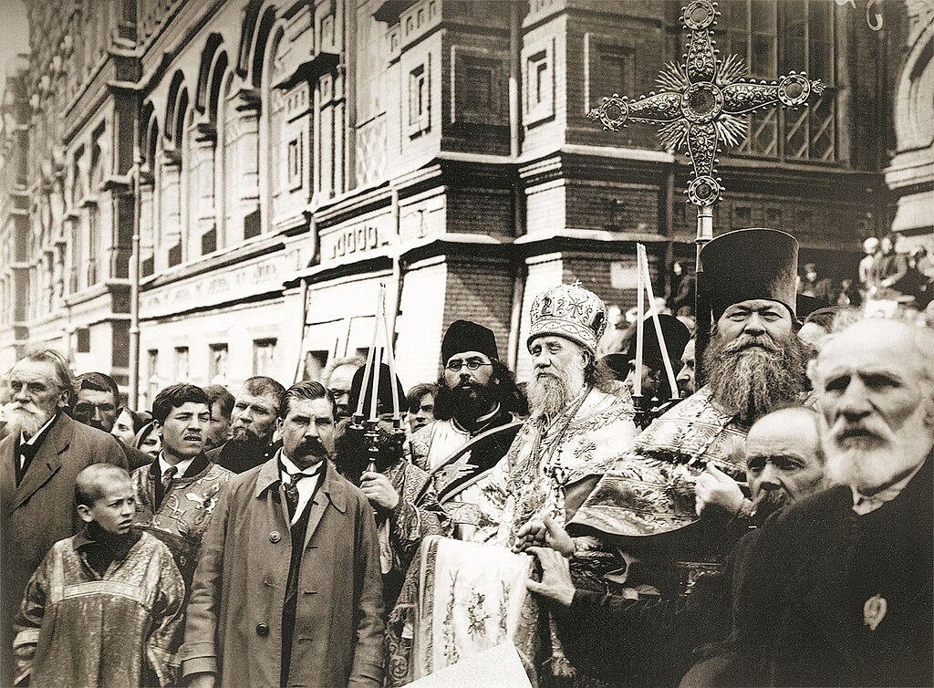 Патриарх Тихон и духовенство во время молебна у Никольских ворот на Красной площади, 1918 год. Фото: общественное достояние