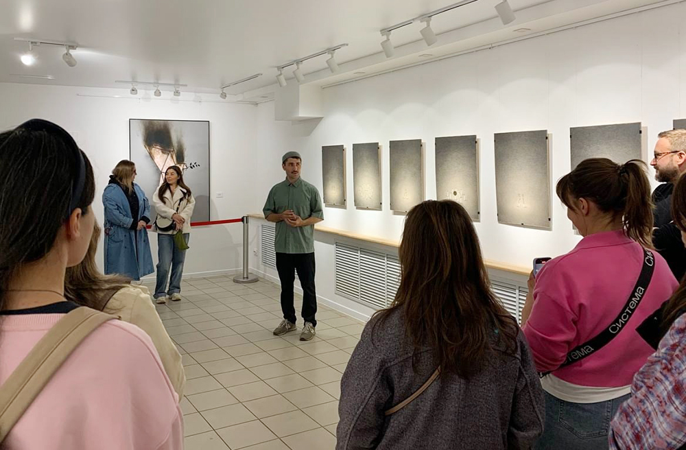 Вернисаж выставки Дмитрия Коротаева "Гореть" в галерее ЧИРКОВЪ. Фото: vk.com/chirkov_birsk