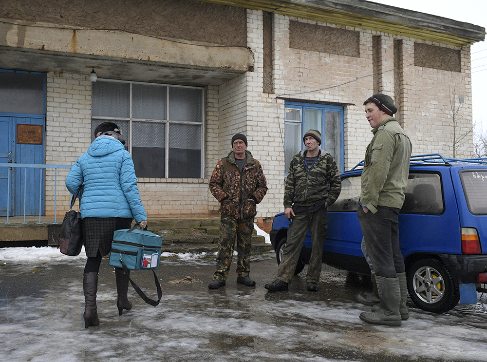 Врач идет к фельдшерско-акушерскому пункту в деревне Горки Новгородской области. Фото: Александр Гальперин / РИА Новости