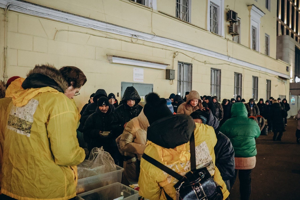 Раздача еды сотрудниками фонда «Небомживы». Фото: vk.com/nebomzhivy