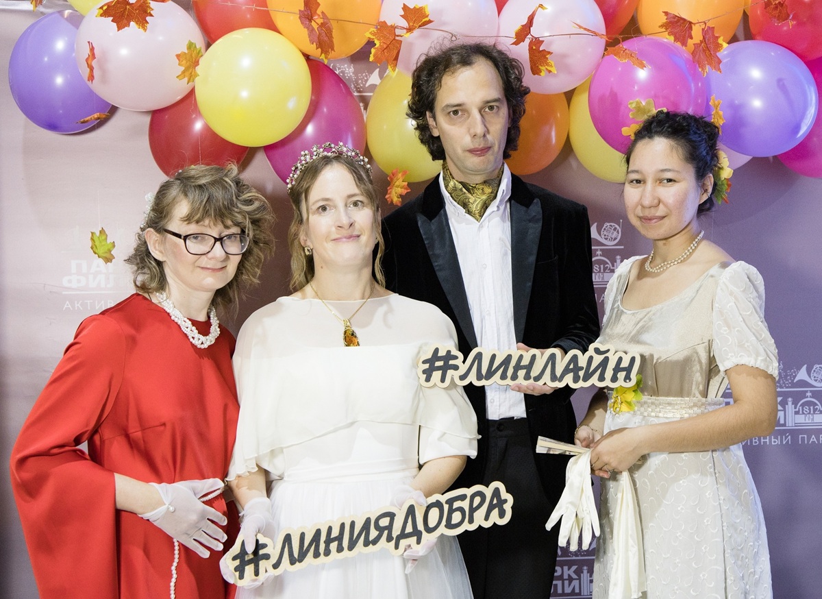 Галина Краснопёрова, Майя и Антон Сажневы (слева направо).&nbsp;Фото: Евгения Димитриади / vk.com/ball_for_all_moscow&nbsp;