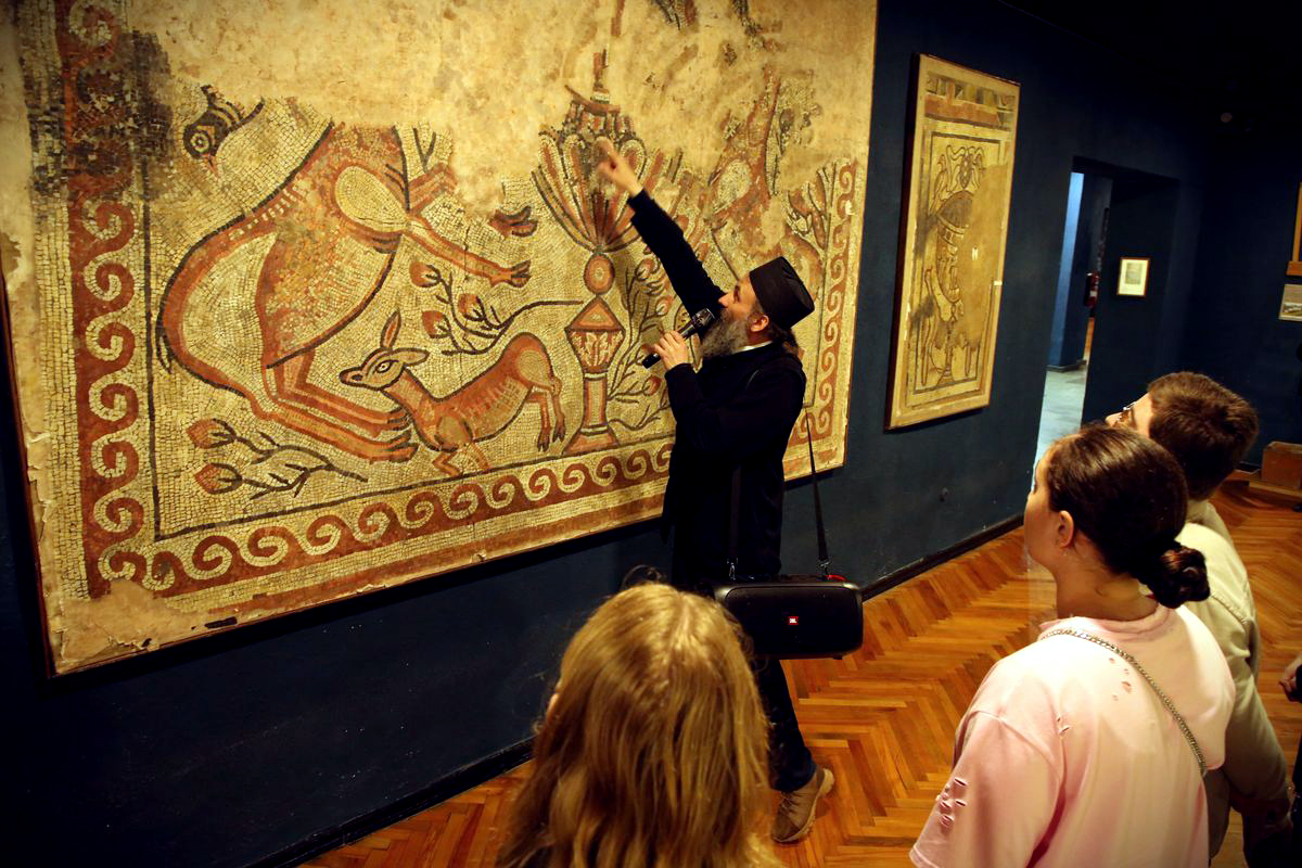 Архимандрит Дорофей (Дбар) проводит экскурсию для студентов исторического факультета Абхазского государственного университета в храмы западной Абхазии (Пицунда, Алахадзы, Амбара). Фото: Константин Грецов / abkhazia.church