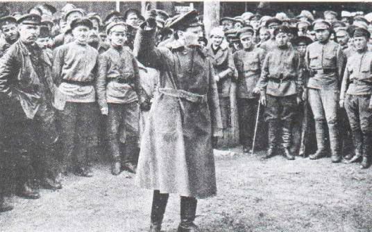 Выступление Троцкого перед красноармейцами, 1918 год. Фото: общественное достояние