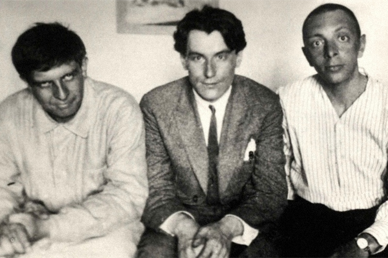 Эдуард Георгиевич Багрицкий, Валентин Петрович Катаев и&nbsp;Яков Бельский. Фото: из альбома А.Е. Крученых /&nbsp;Государственный музей истории российской литературы имени В.И. Даля