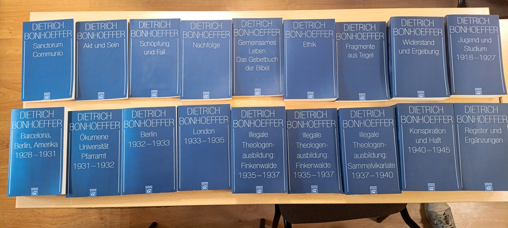Полное собрание сочинений Дитриха Бонхёффера. Фото: Анна Алиева