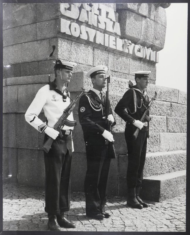 Караул в составе матросов ГДР, СССР и ПНР у памятника на Вестерплатте, 1978 год. Фото:&nbsp;Центральный военно-морской музей имени императора Петра Великого