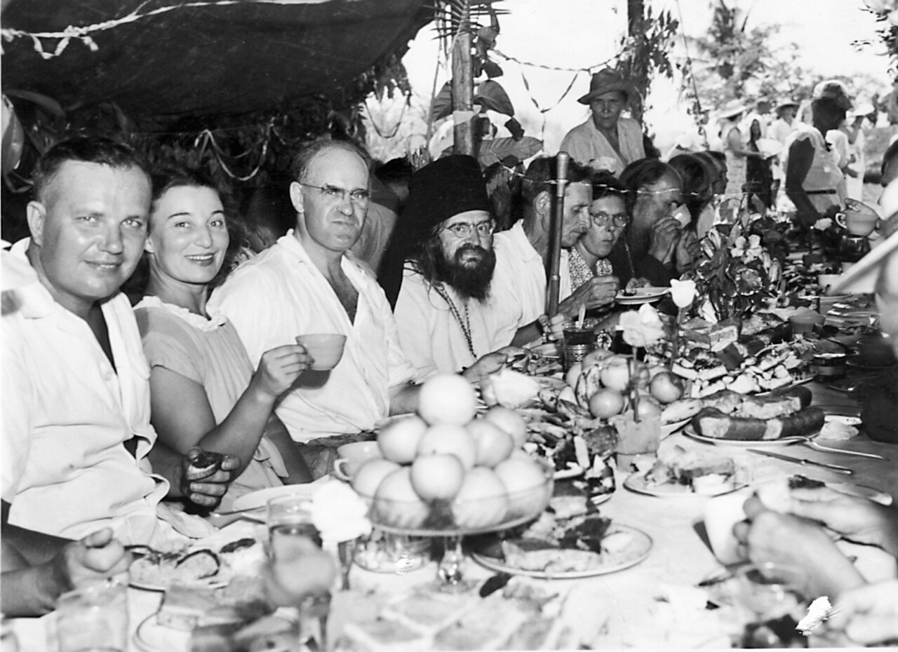 Святитель Иоанн Шанхайский во время праздничной трапезы на острове Тубабао. Фото: общественное достояние