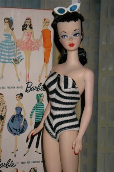 Первое издание куклы Барби-брюнетки 1959 года. Фото: Barbieologin / Wikipedia