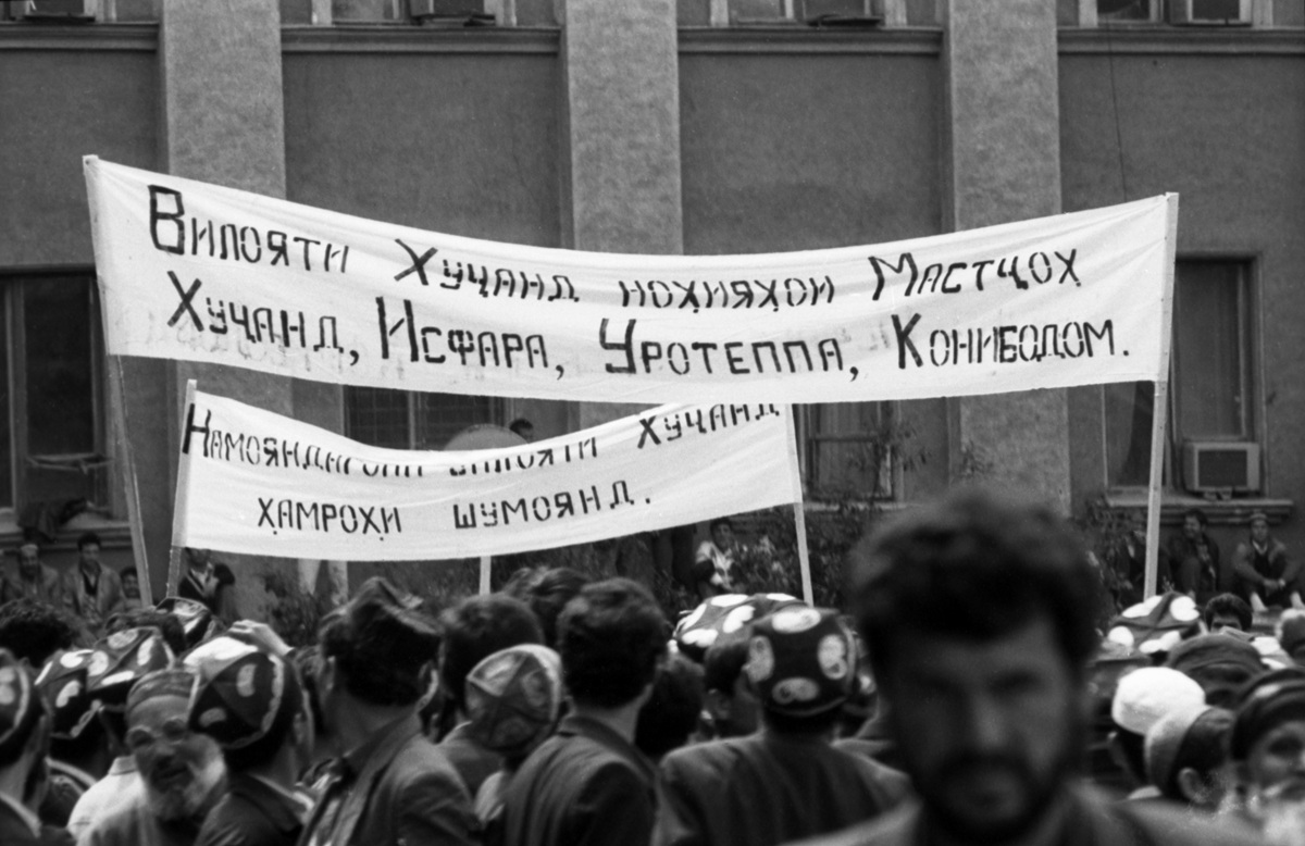 Митинг на площади Шахидон в Душанбе, апрель 1992 года. Участники митинга добились отставки Председателя Верховного Совета Таджикистана Сафарали Кенджаева. Фото: Геннадий Ратушенко /&nbsp;РИА Новости