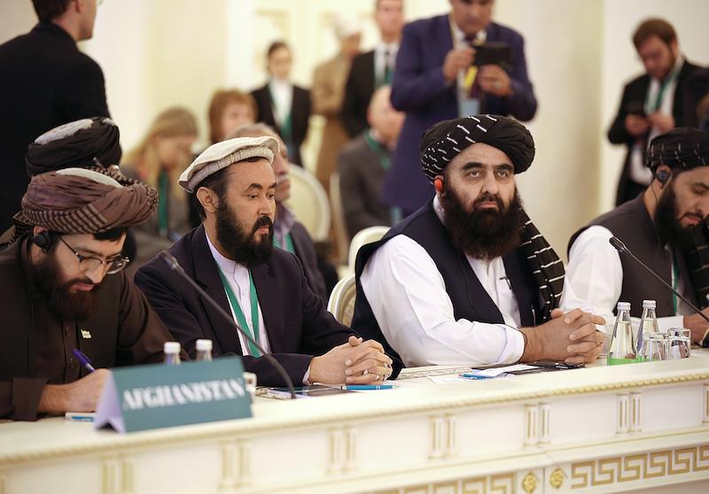 Член руководства движения Талибан (запрещено в России), исполняющий обязанности министра иностранных дел Исламского Эмирата Афганистан Амир Хан Муттаки (второй справа). Фото: Владимир Антонов / Коммерсантъ