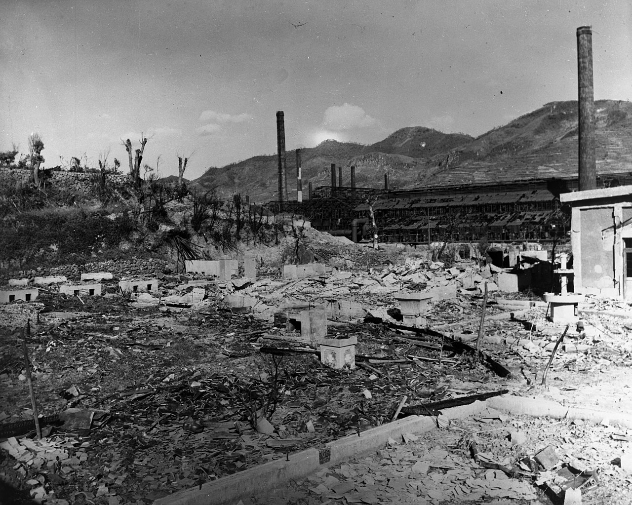 Здания разрушенные взрывом и огнем. Фото: U.S. Strategic Bombing Survey, Pacific Survey