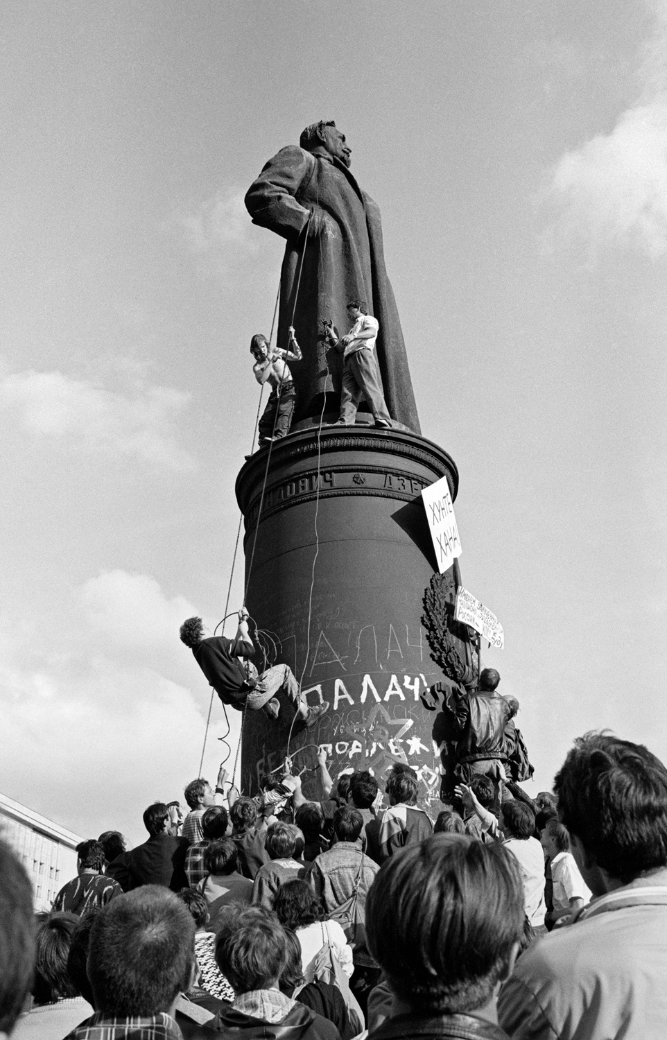 Попытка сноса памятника Феликсу Дзержинскому во время митинга в августе 1991 года. Фото: Борис Кауфман /&nbsp;РИА Новости