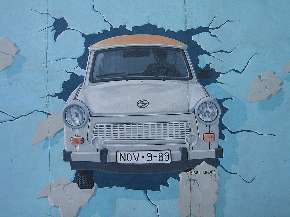 Восточногерманский автомобиль Trabant, пробивающий Берлинскую стену. Странно ожидать подобной мощи от автомобиля, который рассыпался в прах, простояв пару лет в саду – именно это произошло с Trabant'ом, подаренным в середине 1980-х матери одного моего друга. Фото: Dave Nicholson / Flickr