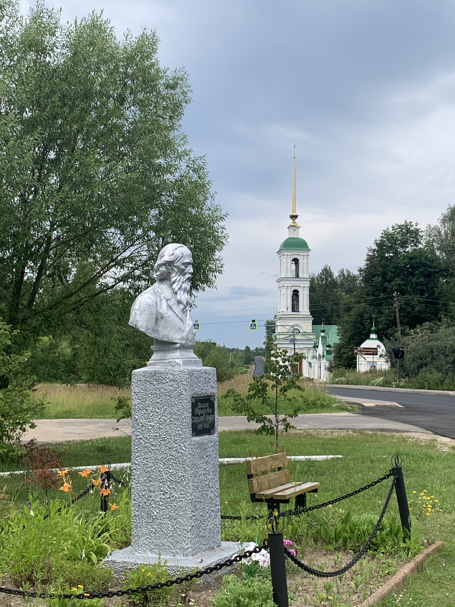 Памятник Салтыкову-Щедрину&nbsp;в селе Спас-Угол. Фото: Мария Орлова
