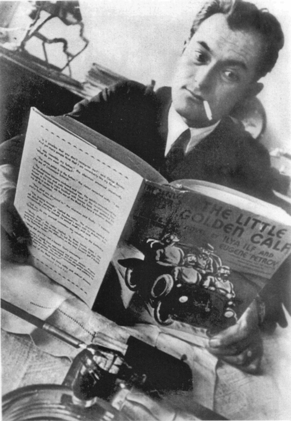 Евгений Петров читает роман "Золотой телёнок" в английском переводе. Фото:&nbsp;Елеазар Лангман