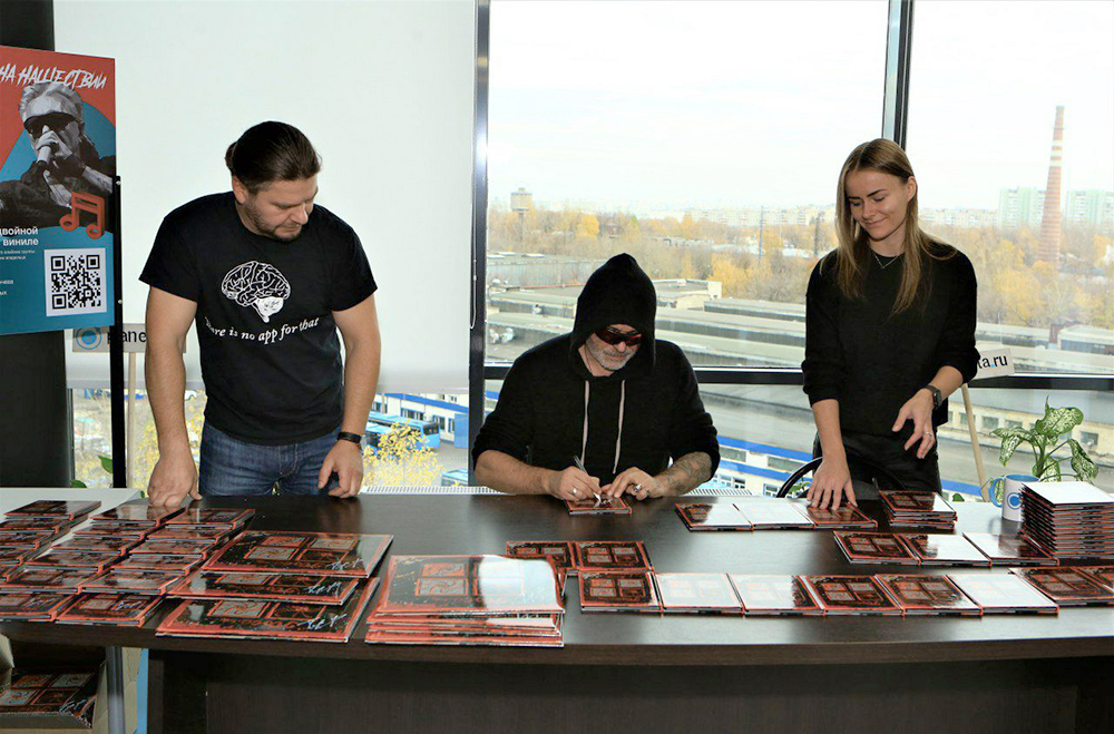 Константин Кинчев подписывает пластинки. Фото: из личного архива Фёдора Мурачковского