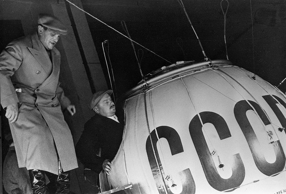 Валериан Куйбышев и Андрей Жданов знакомятся с устройством стратостата 