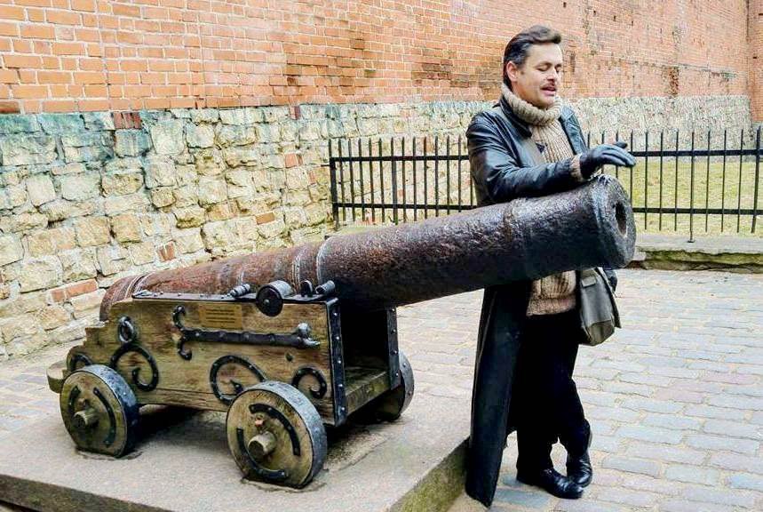 Историк Игорь Гусев у любимой пушки в Старой Риге.&nbsp;Фото:&nbsp;Игорь Гусев