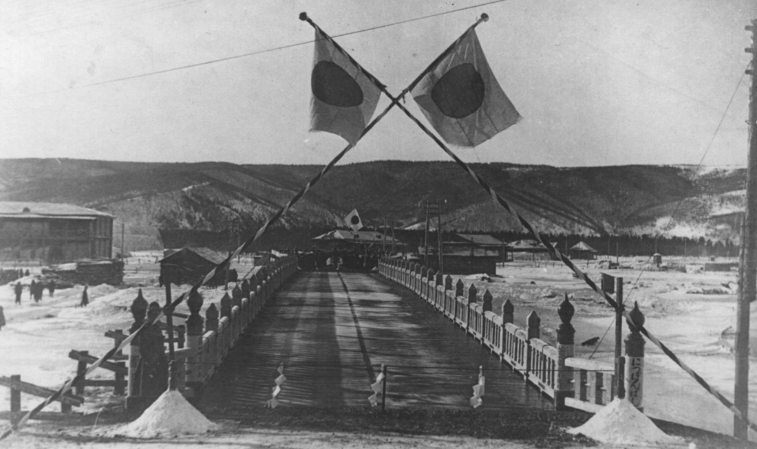 Белый мост в г. Александровске в период японской оккупации, 1920-е годы. Фото: СОКМ / historyrussia.org