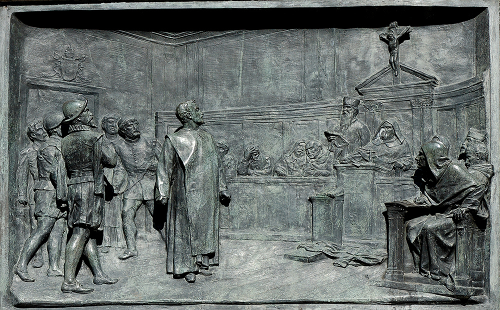 Бронзовый рельеф работы Этторе Феррари "Суд над Джордано Бруно римской инквизицией". Фото: Jastrow / Wikipedia