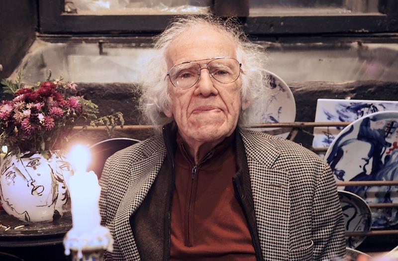 Художник Александр Траугот в своей мастерской. Фото:&nbsp;Александр Чиженок / Коммерсантъ