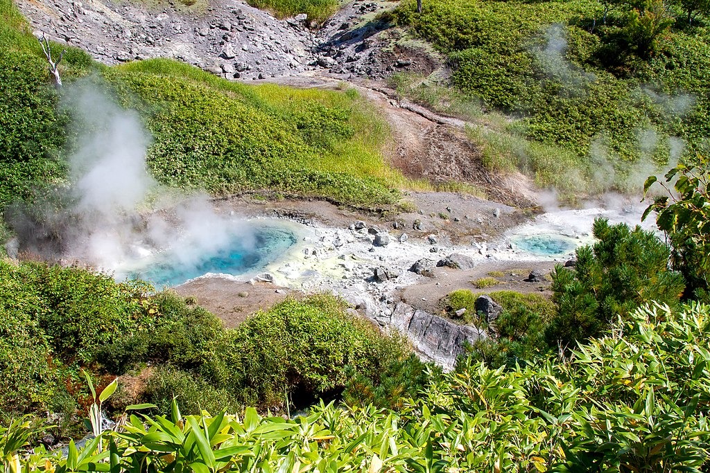 Горячие источники у вулкана Баранского. Фото: Vera.vvo / Wikipedia